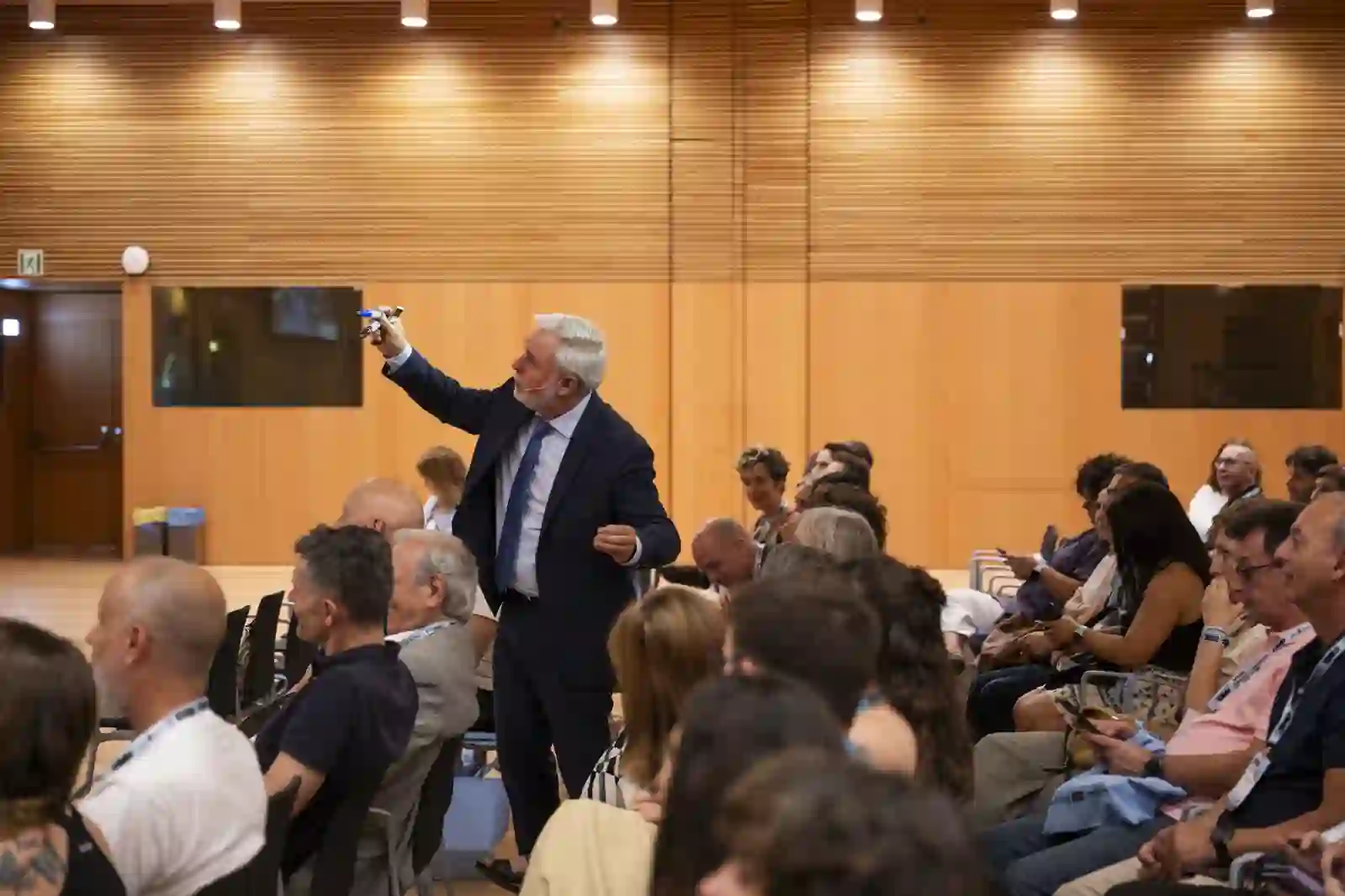 Lluís Serra facilitando una conferencia ante una audiencia.