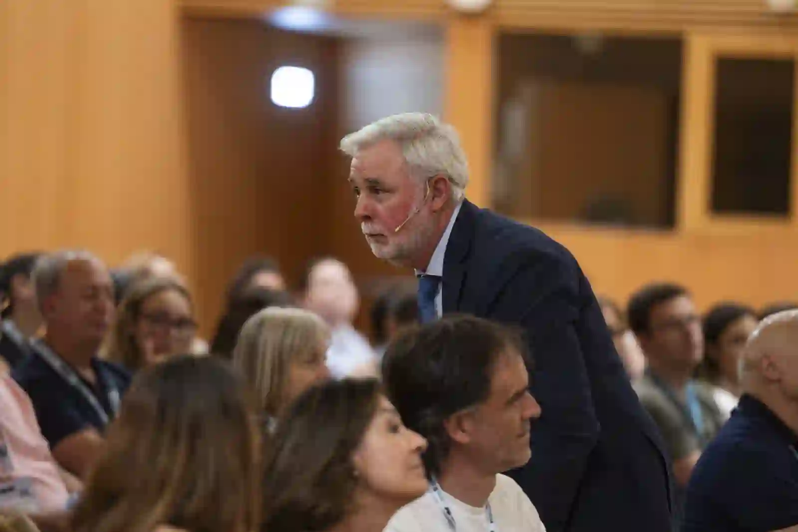 Lluís Serra facilitando una conferencia ante una audiencia.