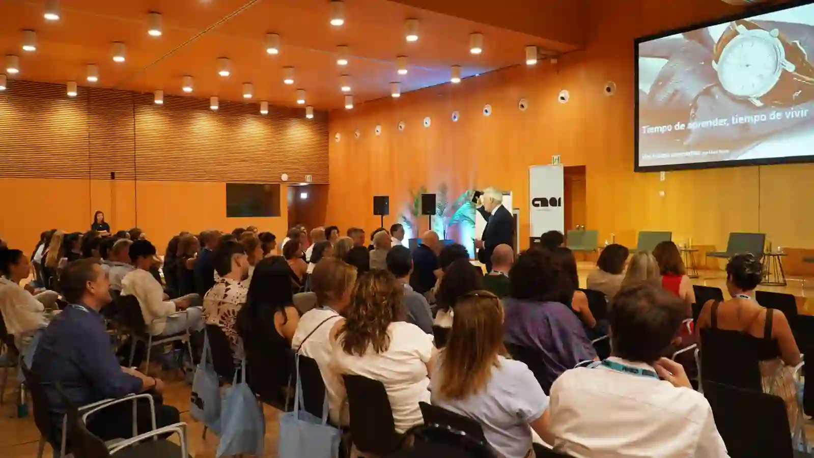 Lluís Serra facilitando una conferencia ante una audiencia.